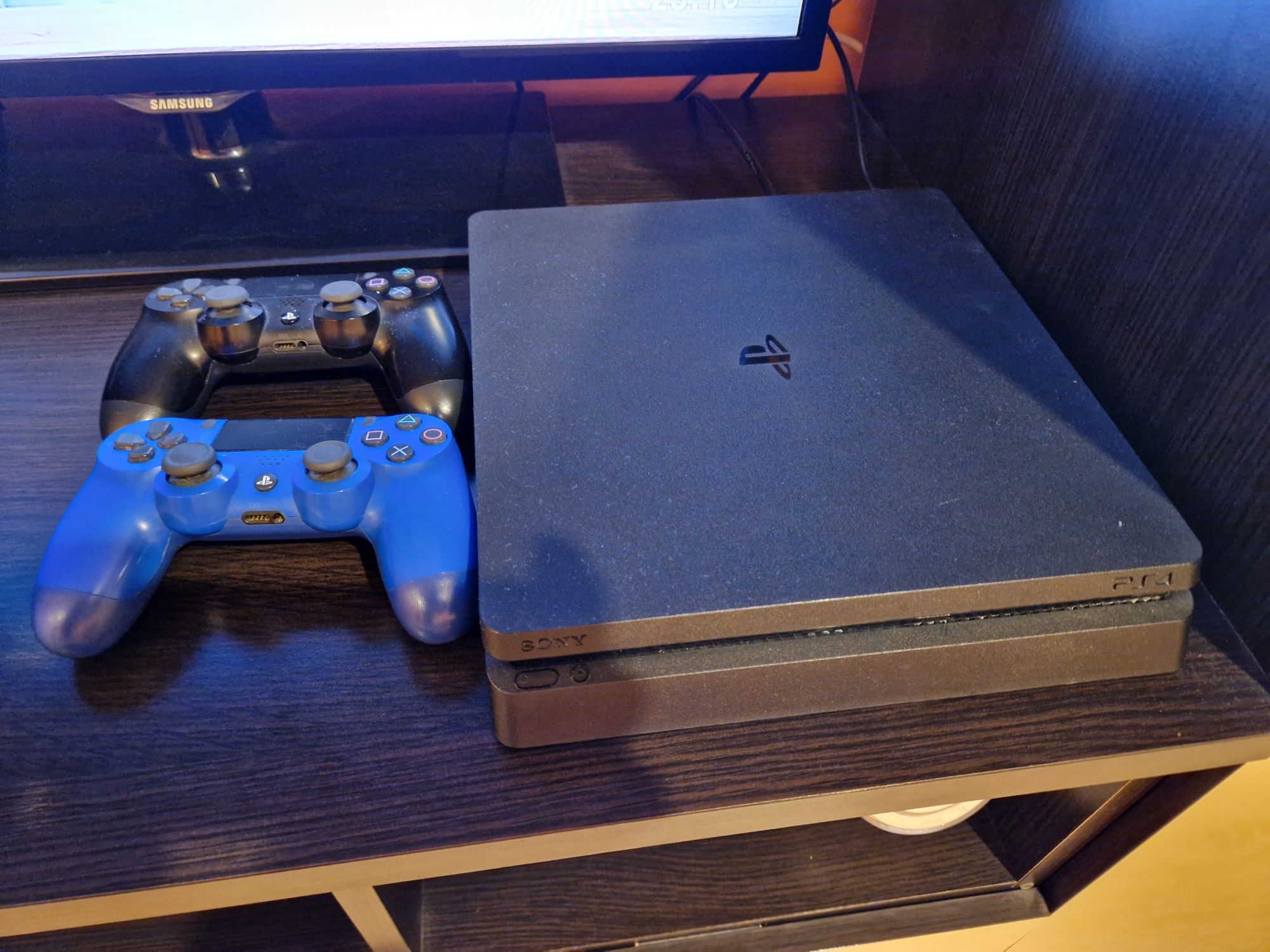 PlayStation 4 Sony slim 1 tera +2 controlere+jocuri.