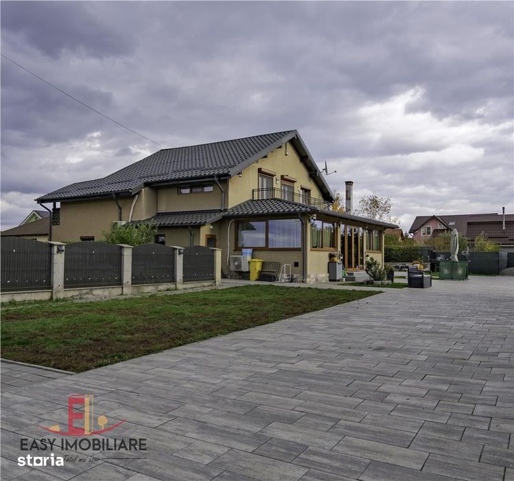 Casa moderna cu piscina, panouri solare, pompa caldura si teren de 140