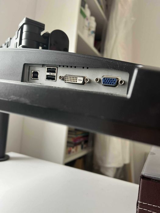 Monitor Samsung 22'' - 2243QW cu Suport Monitor Hama