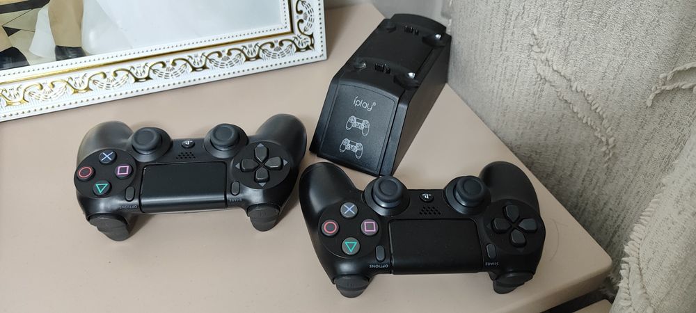 Два джойстика для Ps4 в отличном состоянии с подставкой