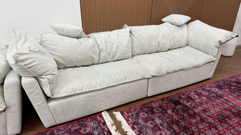 Диван 3 метра в длину.