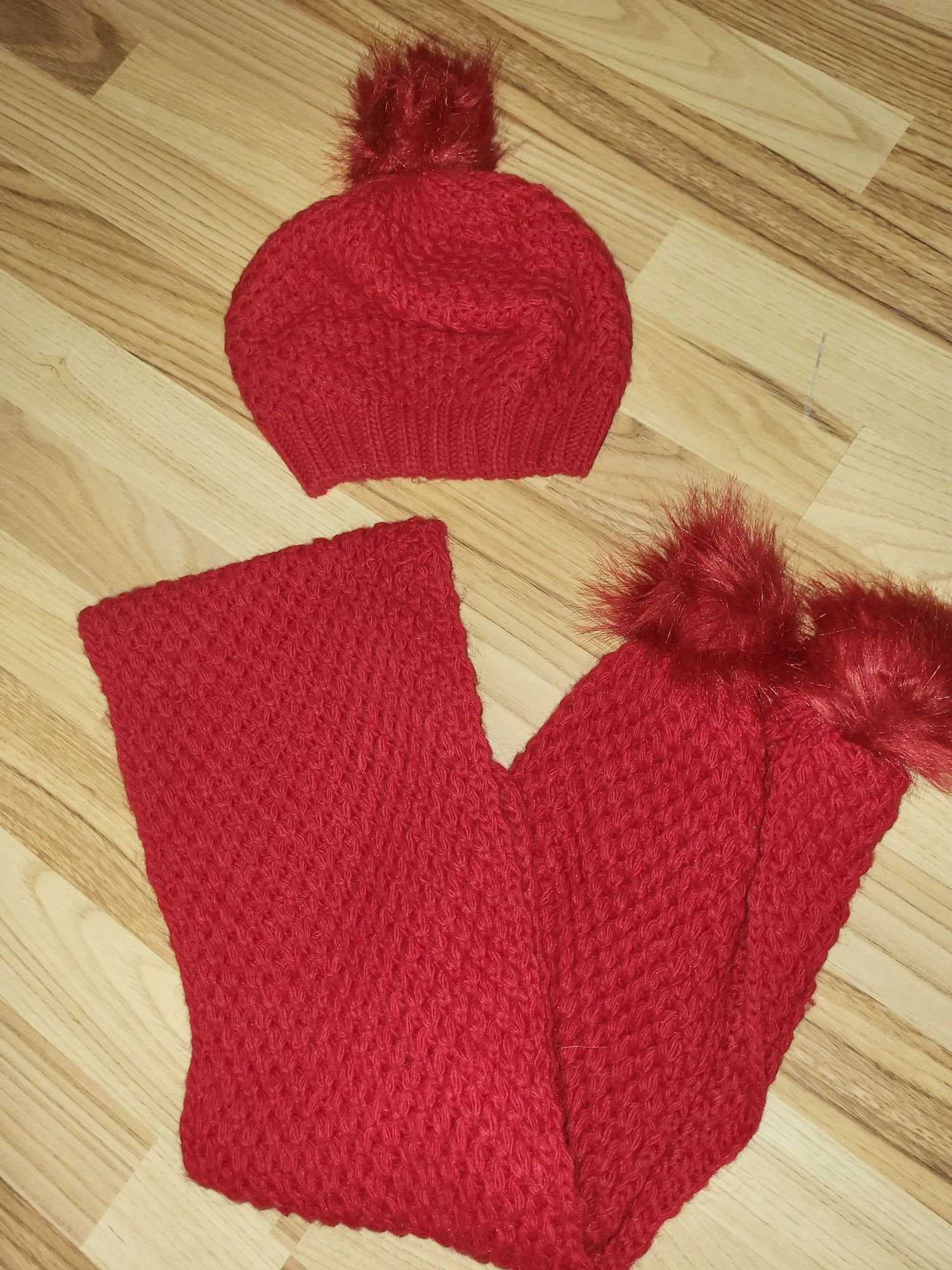 Зимни шапки,бели , бяла с черно и Сет червен шал и шапка