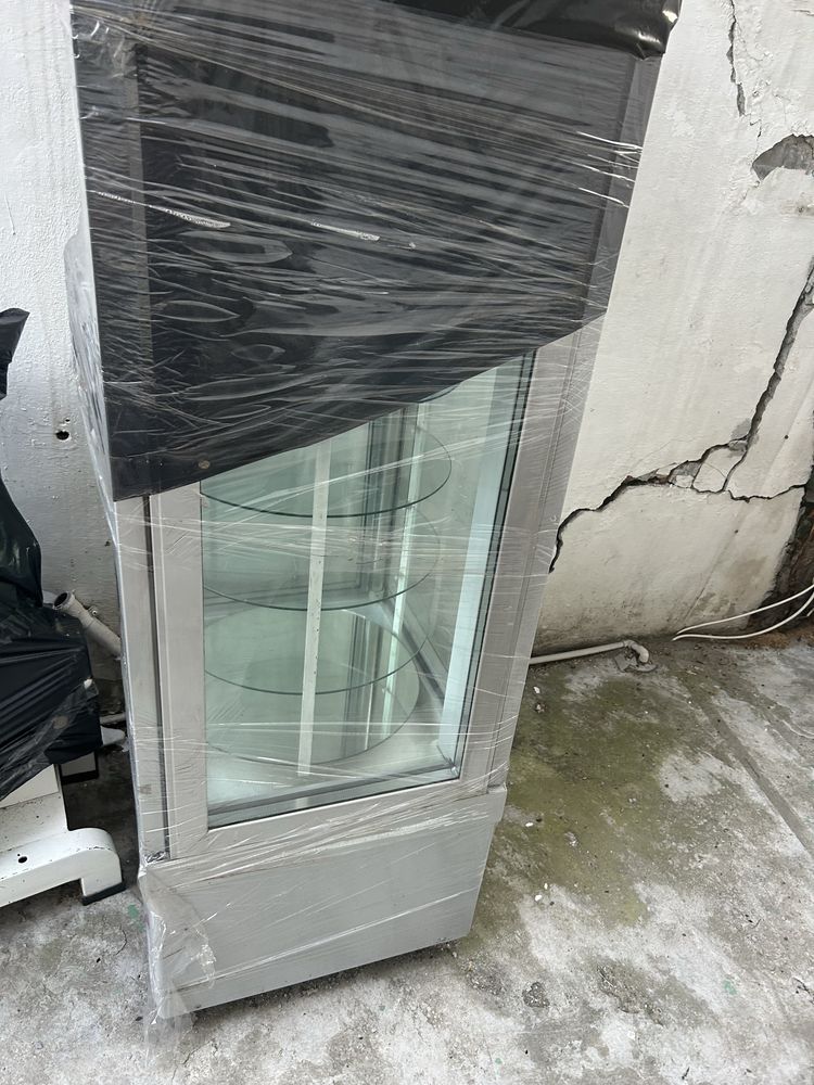 Vand vitrina verticala rotativa pentru torturi