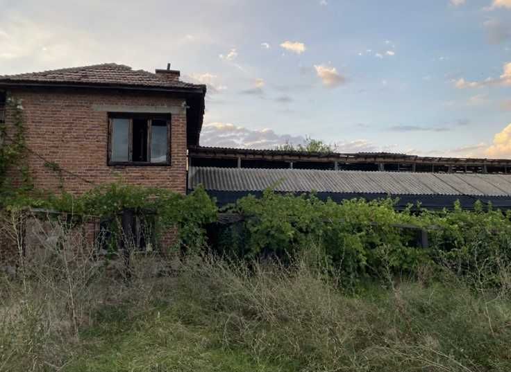 Къща на брега на язовир Жребчево