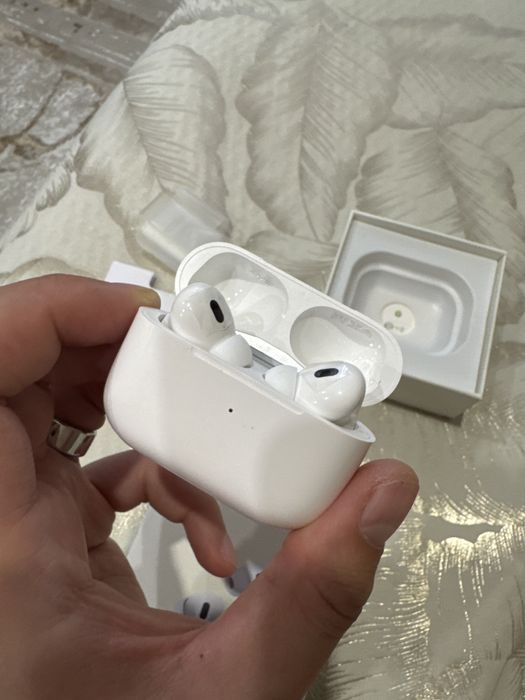 Продам наушники новые airpods pro