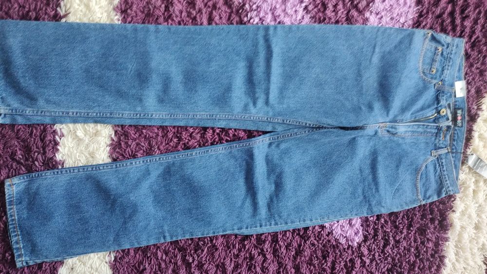 Blugi bărbați ca noi.