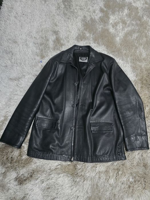 Haina de piele si geaca Adidas.