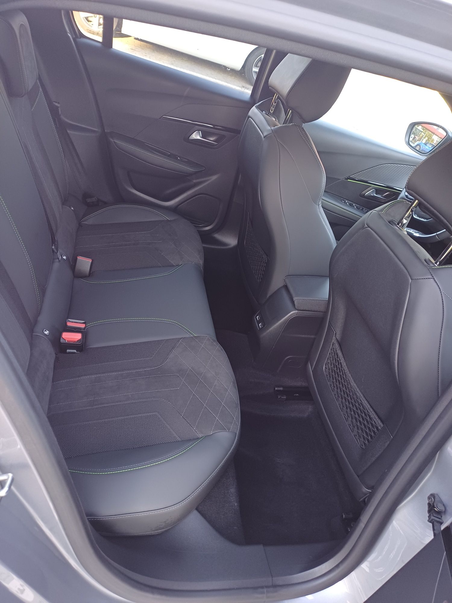 Peugeout e-208 GT