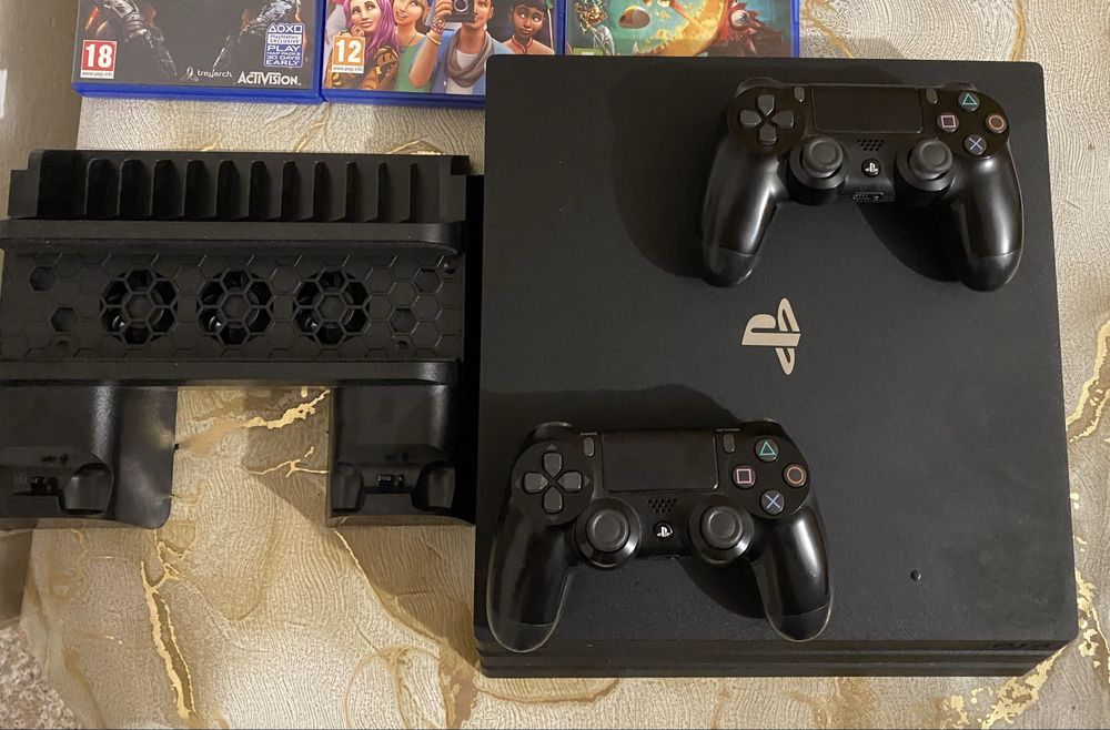 PS4 Pro 1TB + 2 контролера + охлаждаща стойка с зарядно + 7 игри