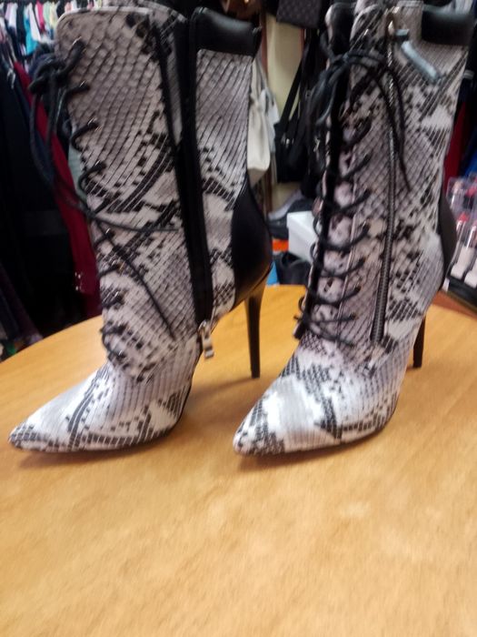 Дамски ботуши с ток