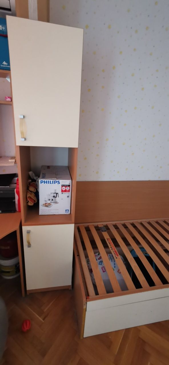 Легло, гардероб и шкафове за детска стая