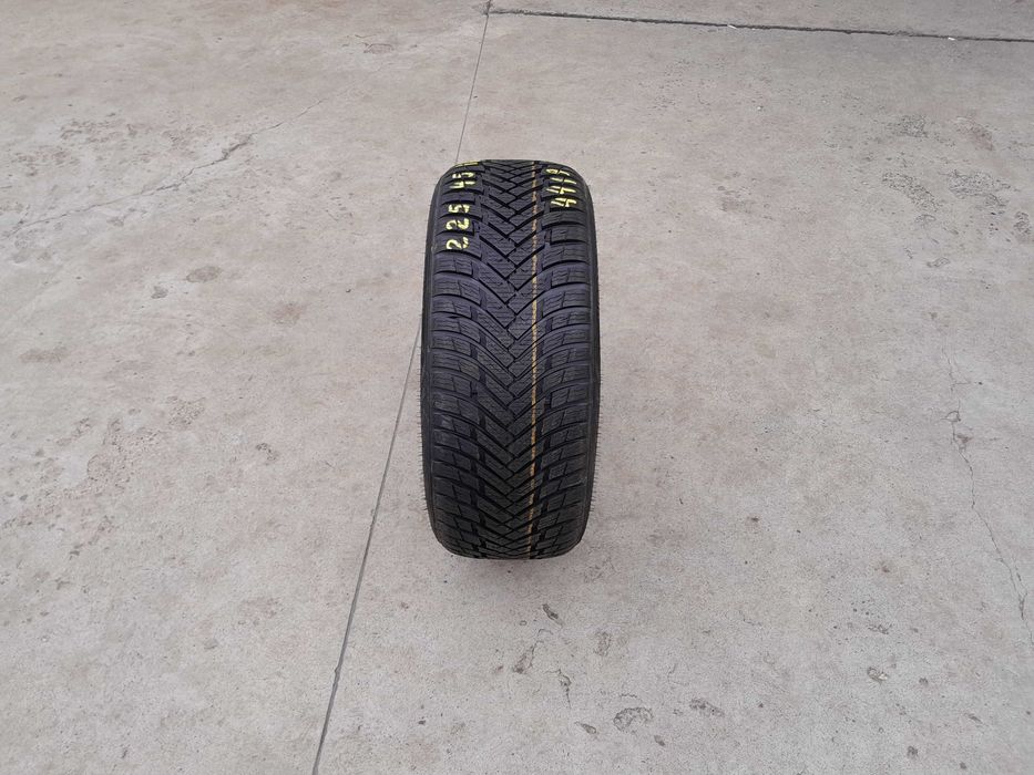 O anvelopa de iarna 225 45 18 nokian watherproof