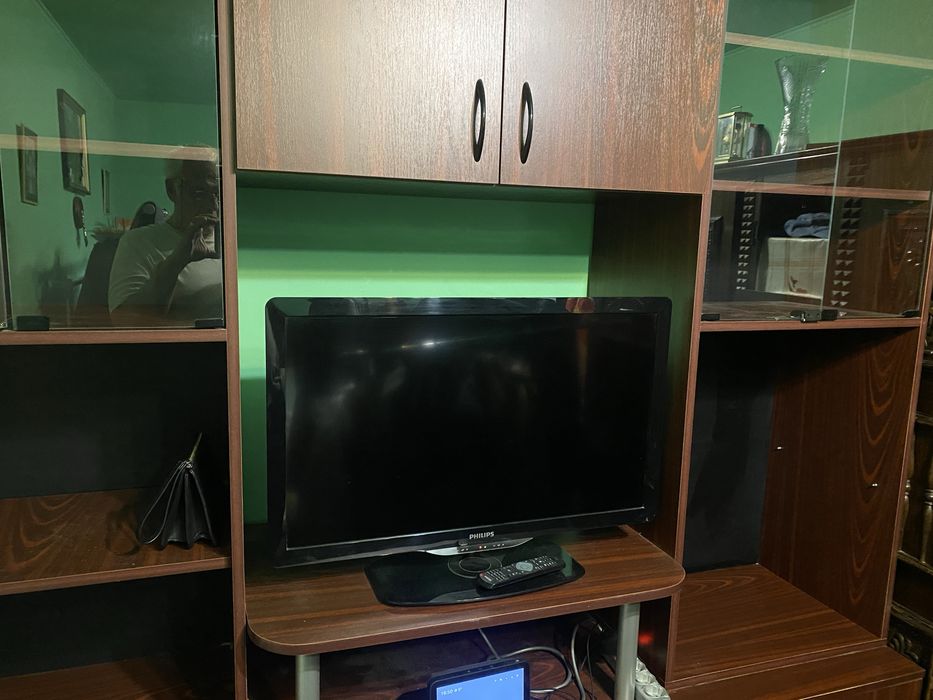 Vitrina cu rafturi si sertare culoare mahon