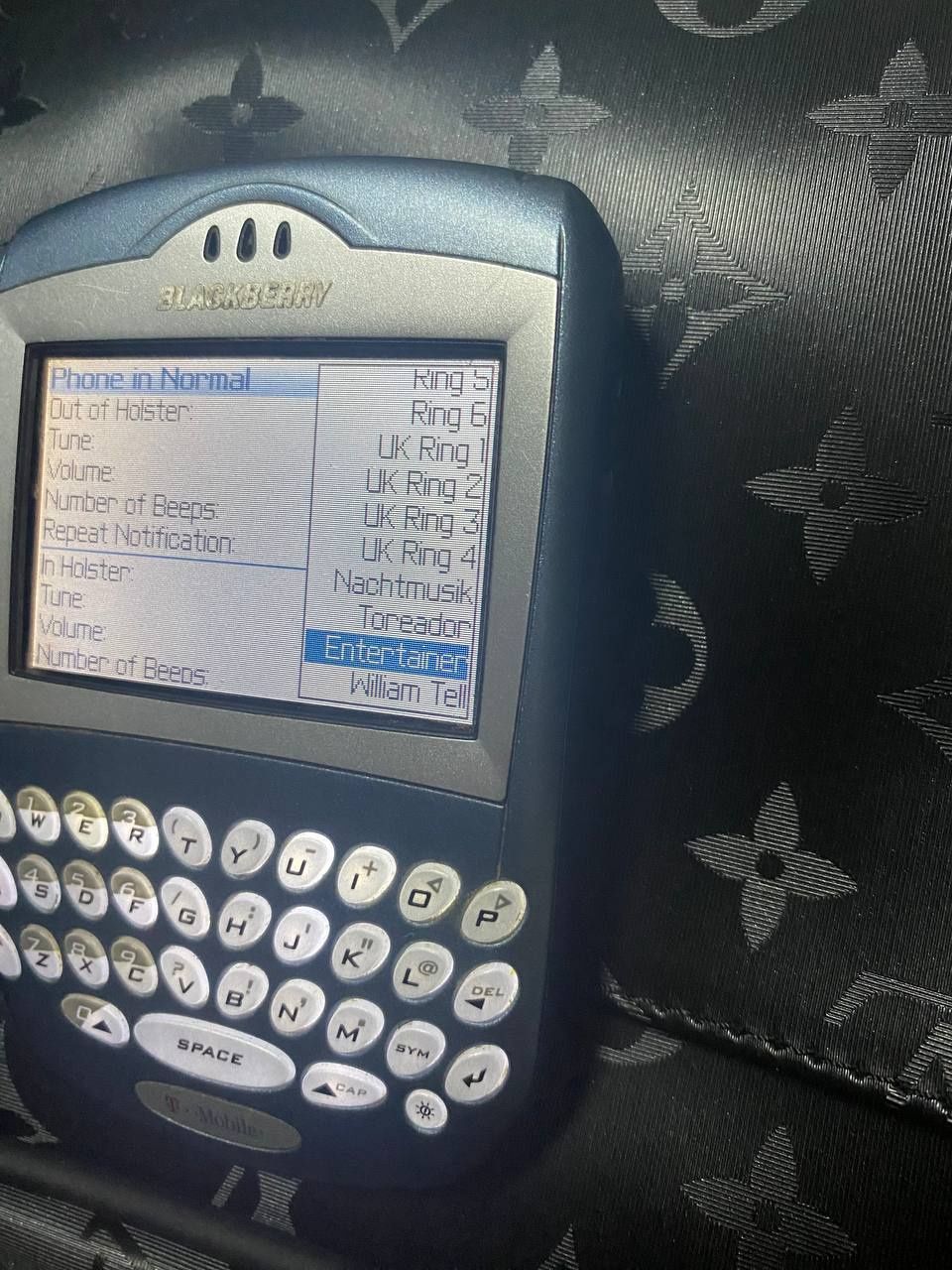Assalom alekum telefon sotiladi Original Black berry T mobile Usa