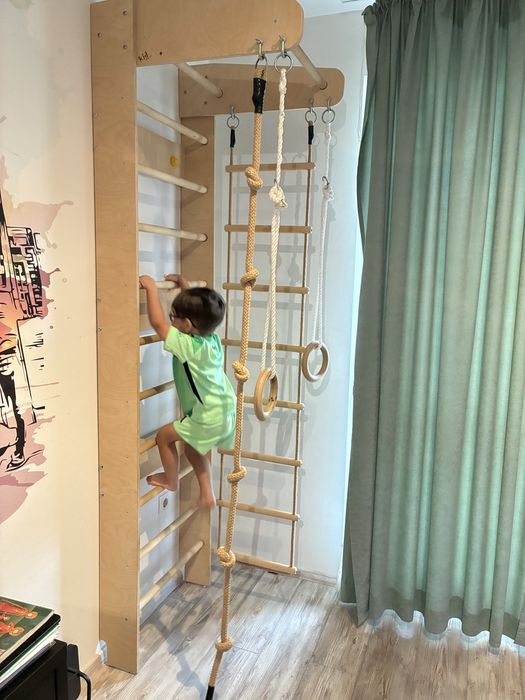 Шведска стена от нелакирано дърво