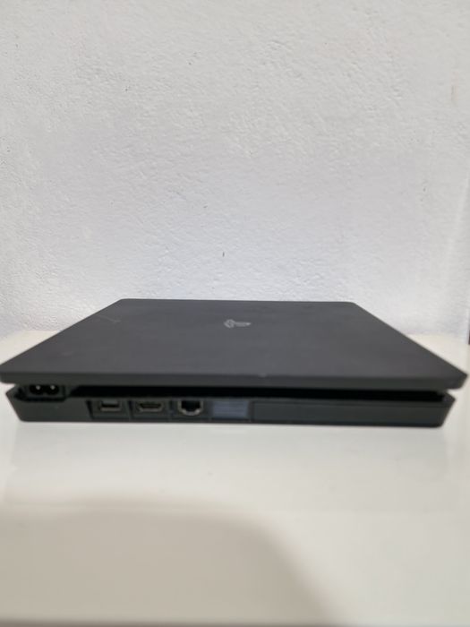 Vand ps4 slim 1Tb 
Vine însoțit de 2 manete 
Plus jocurile din poze pl