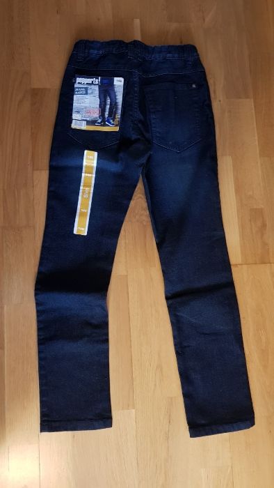 Vand blugi pentru copii marimea 146 noi
