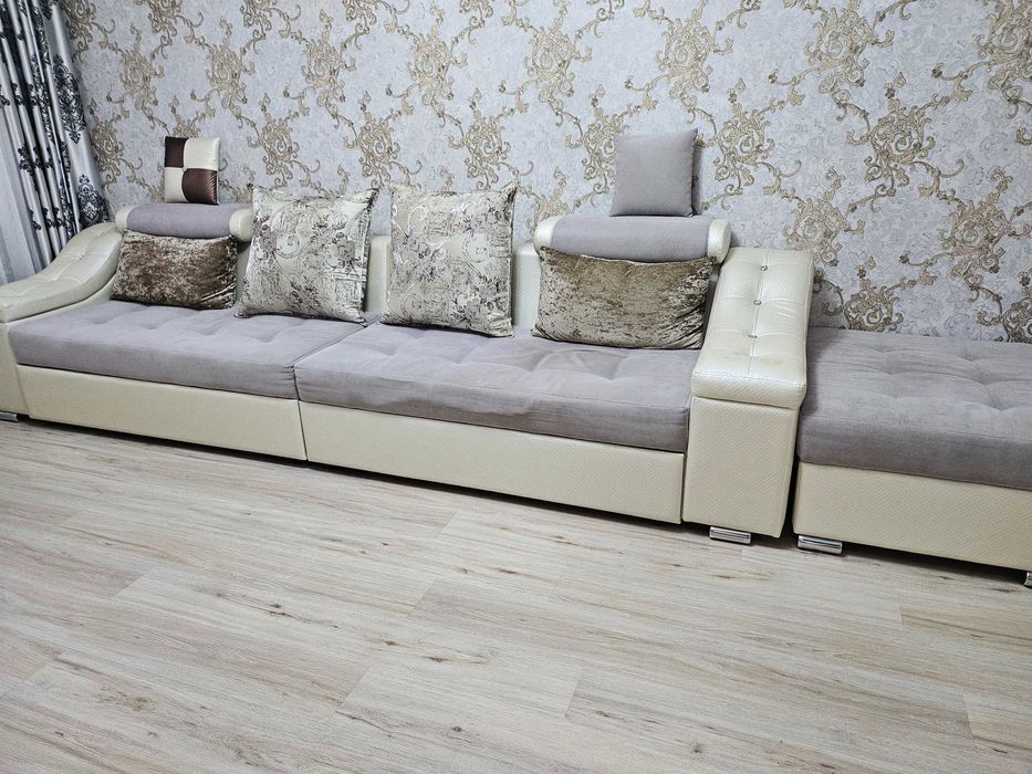 Мягкая мебель для гостиной ( два дивана + пуфик +6 подушек)