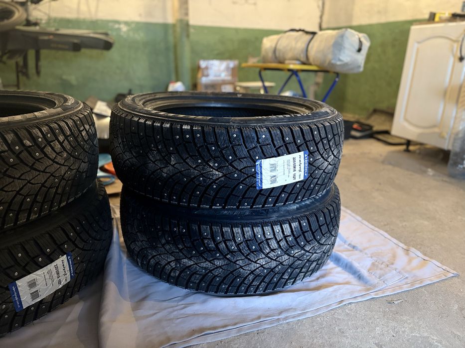 225-55 R18 Продам новые шипованые шины срочно