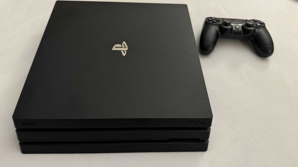 отличен PS 4 Pro с ниска версия на софтуера, Playstation 4 Pro