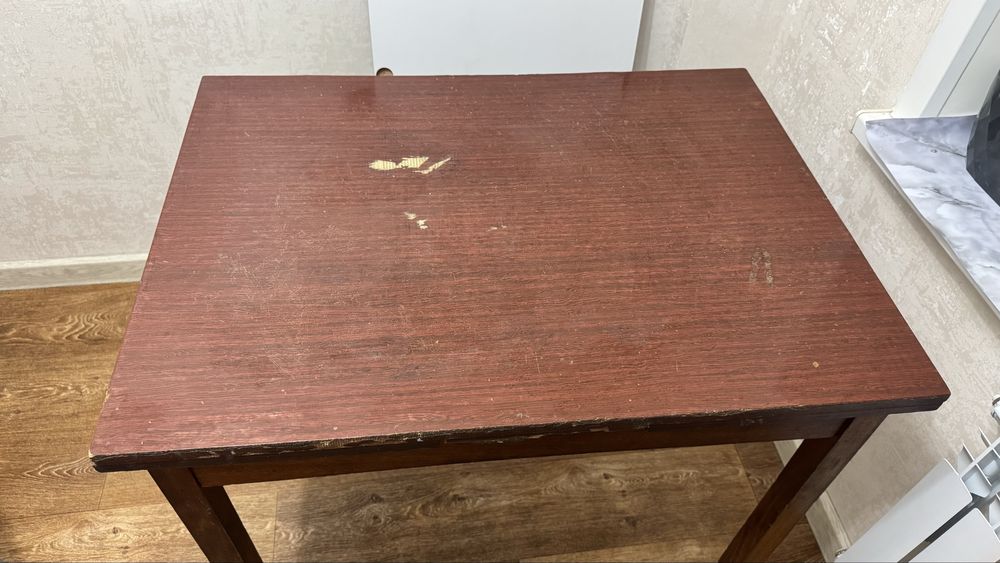 кухонный стол с четырьмя стульями