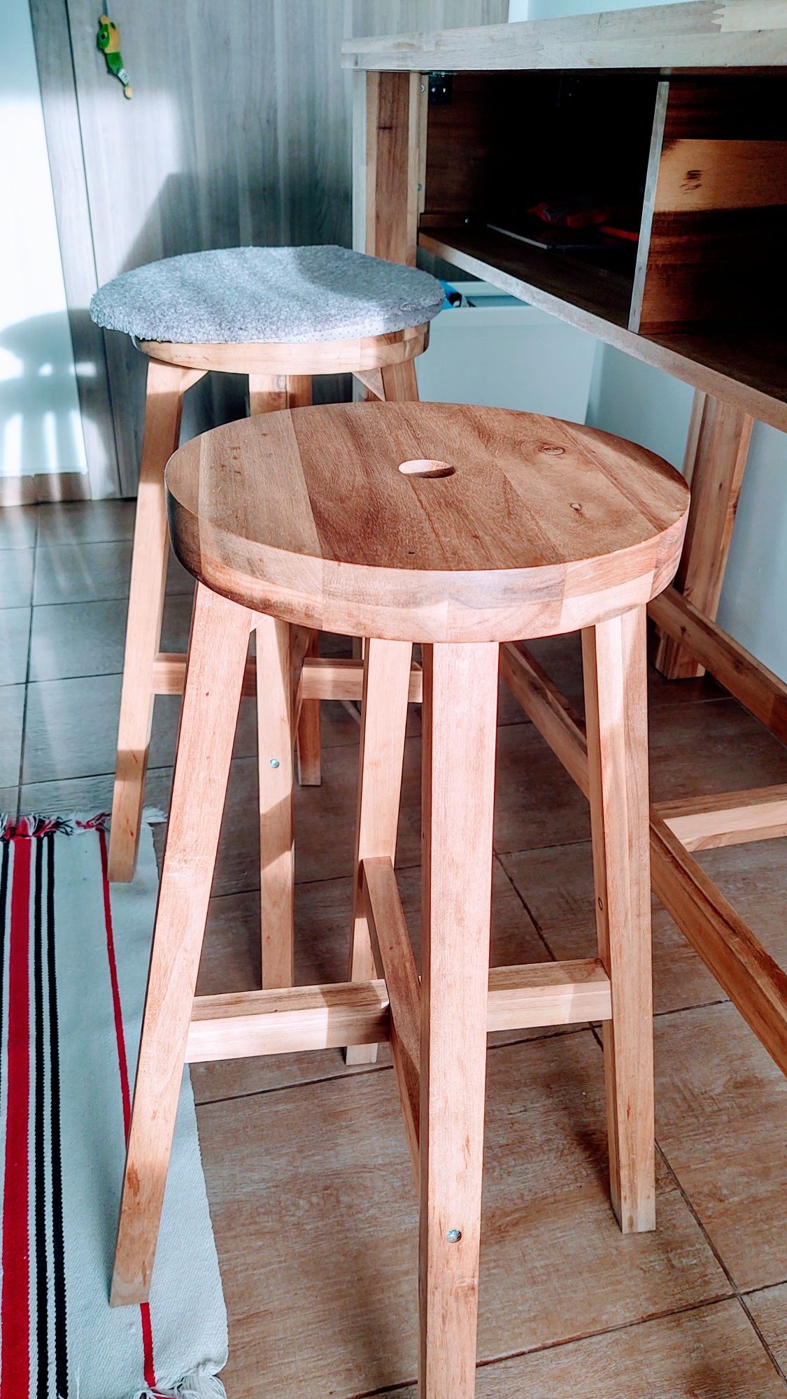 Masă din lemn masiv SKOGSTA IKEA + 3 scaune cadou