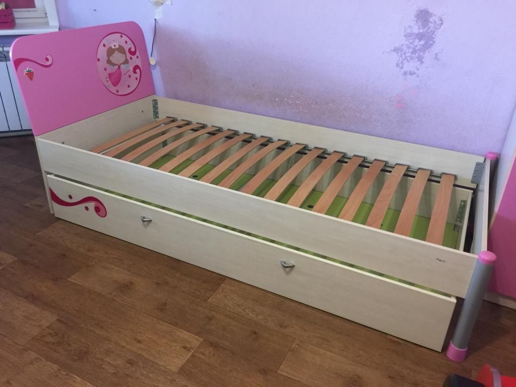 Кровать в спальную для девочки