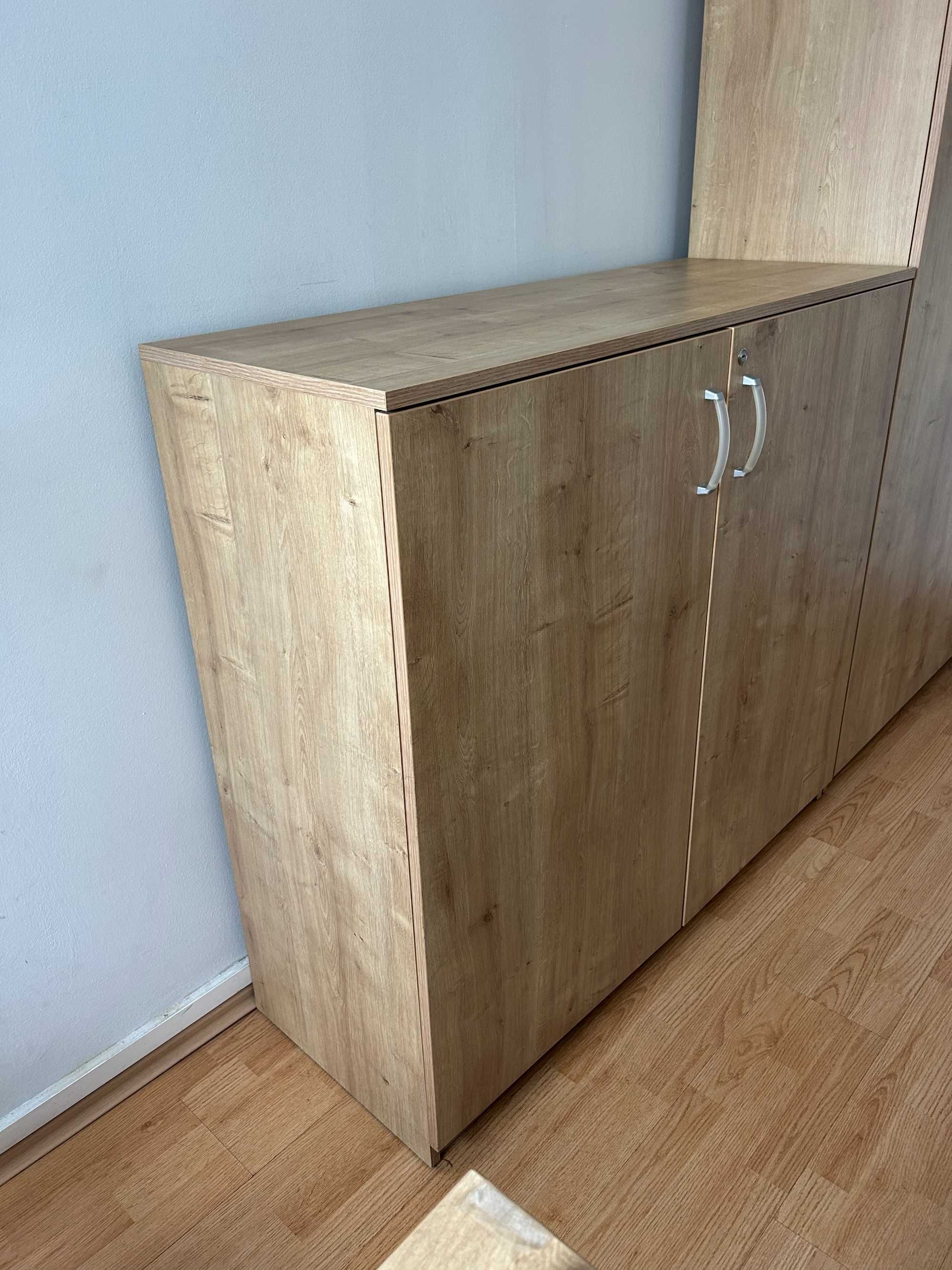 Шкаф с ключ и рафтове от масивно пдч в отлично състояние