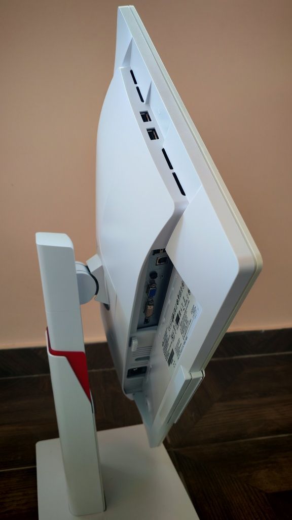 Fujitsu B22W-7 LED в комплект с кабели, клавиатура и мишка