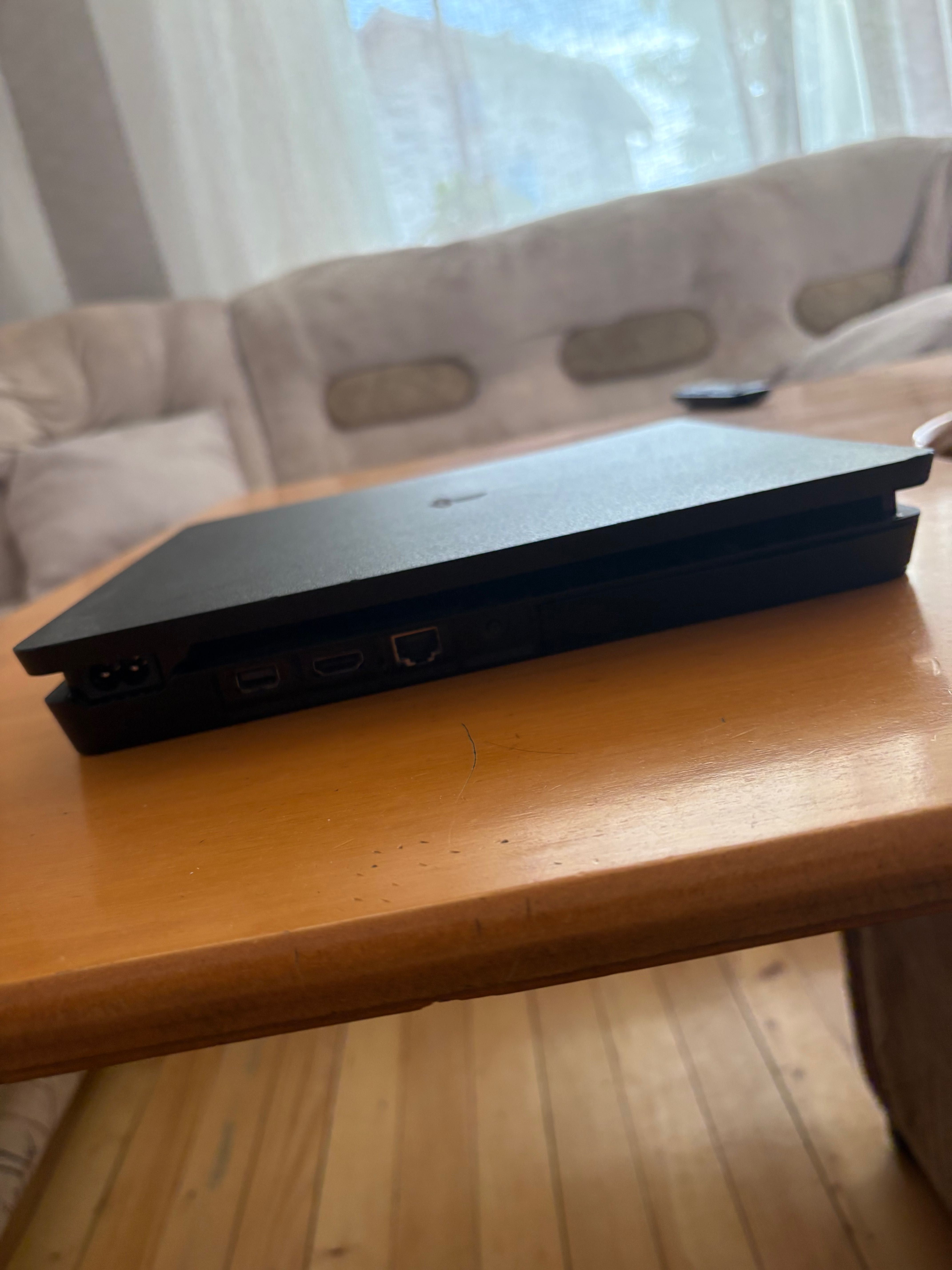 PlayStation 4 комплект – 2 джойстика, 9 игри