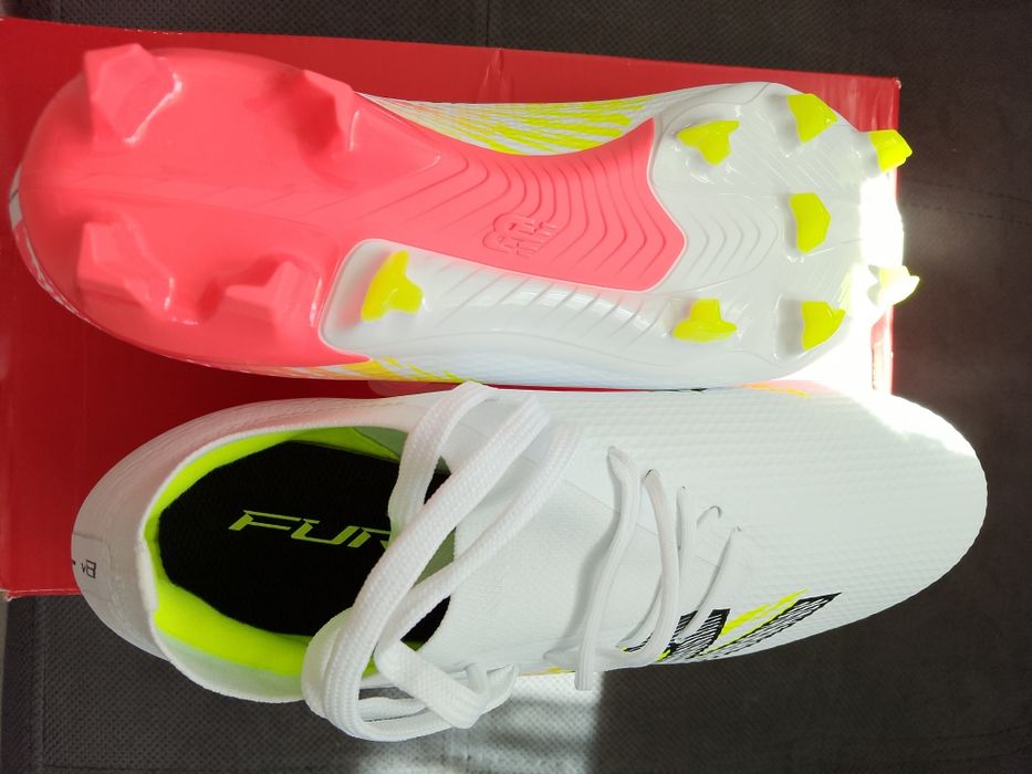 Vând ghete de fotbal new balance noi,mărimea 42