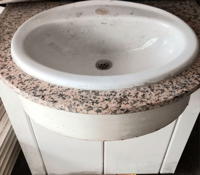 Шкаф с гранитен плот и мивка за топла и студена вода