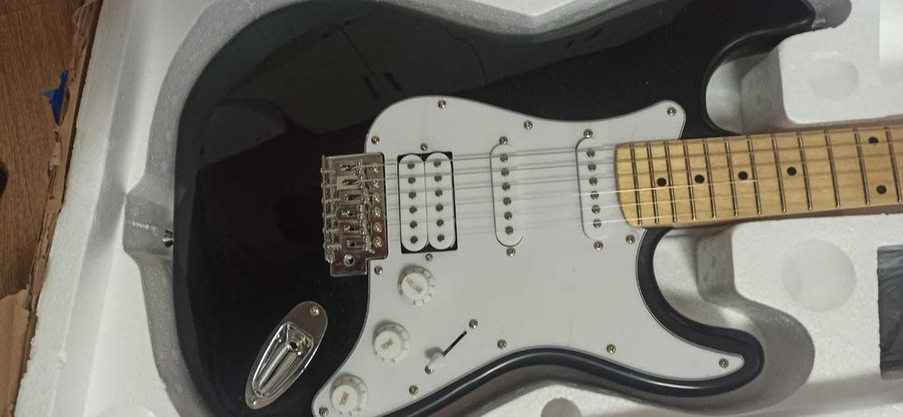 Fender Stratocaster с хамбакером и двумя синглами, комбоусилитель.