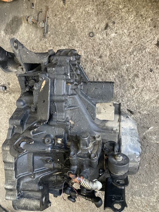 Toyota avensis verso 2.0d4d 2005год 5скорости ръчка Скоростна Кутия