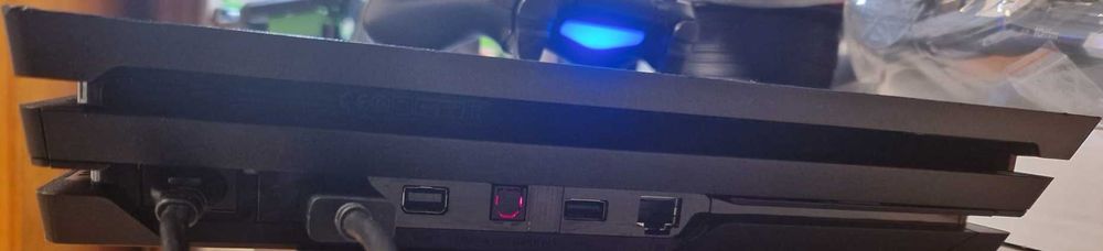 PlayStation PS 4 Pro 1TB + 1 Maneta