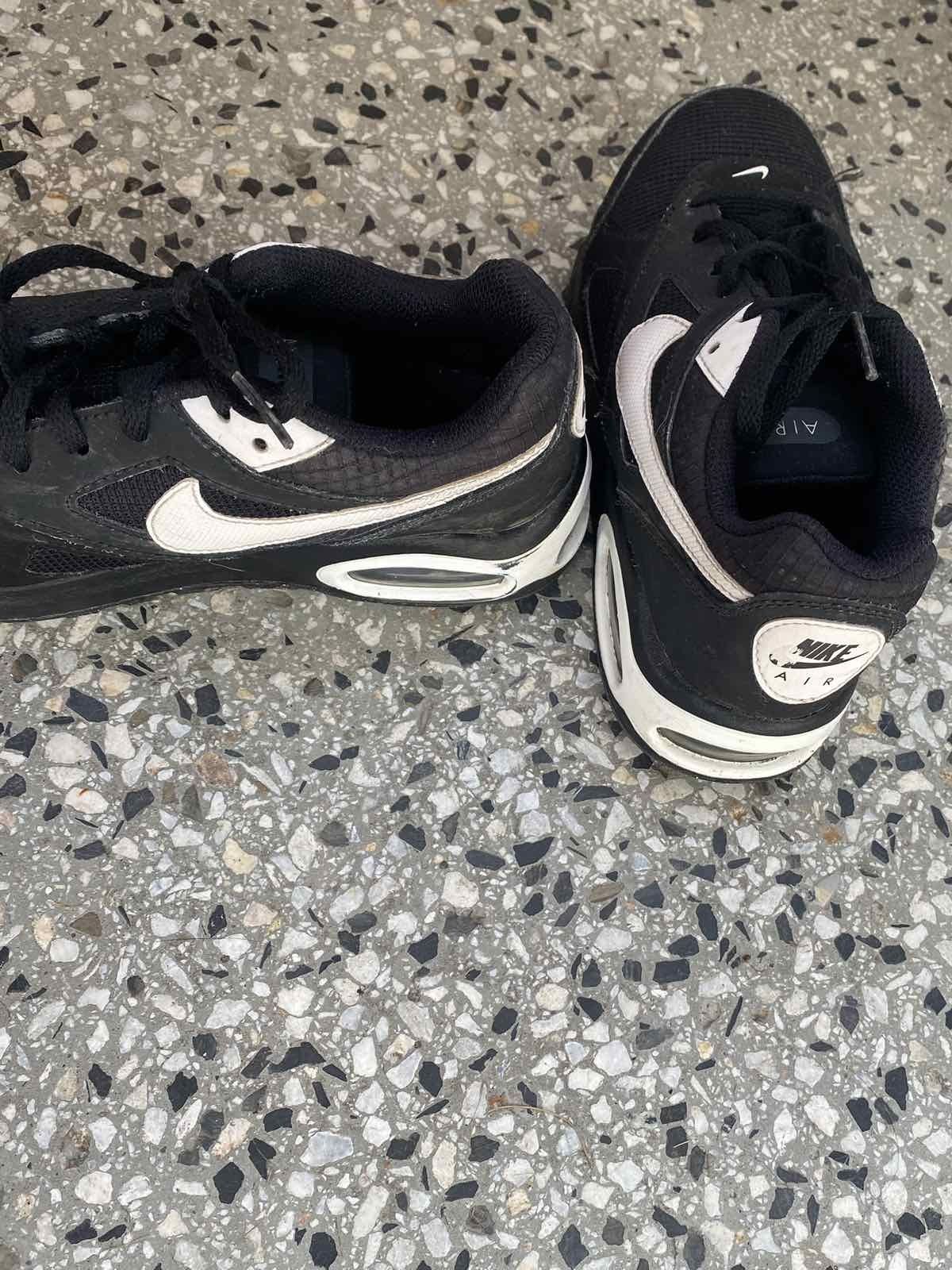 Черни обувки Nike