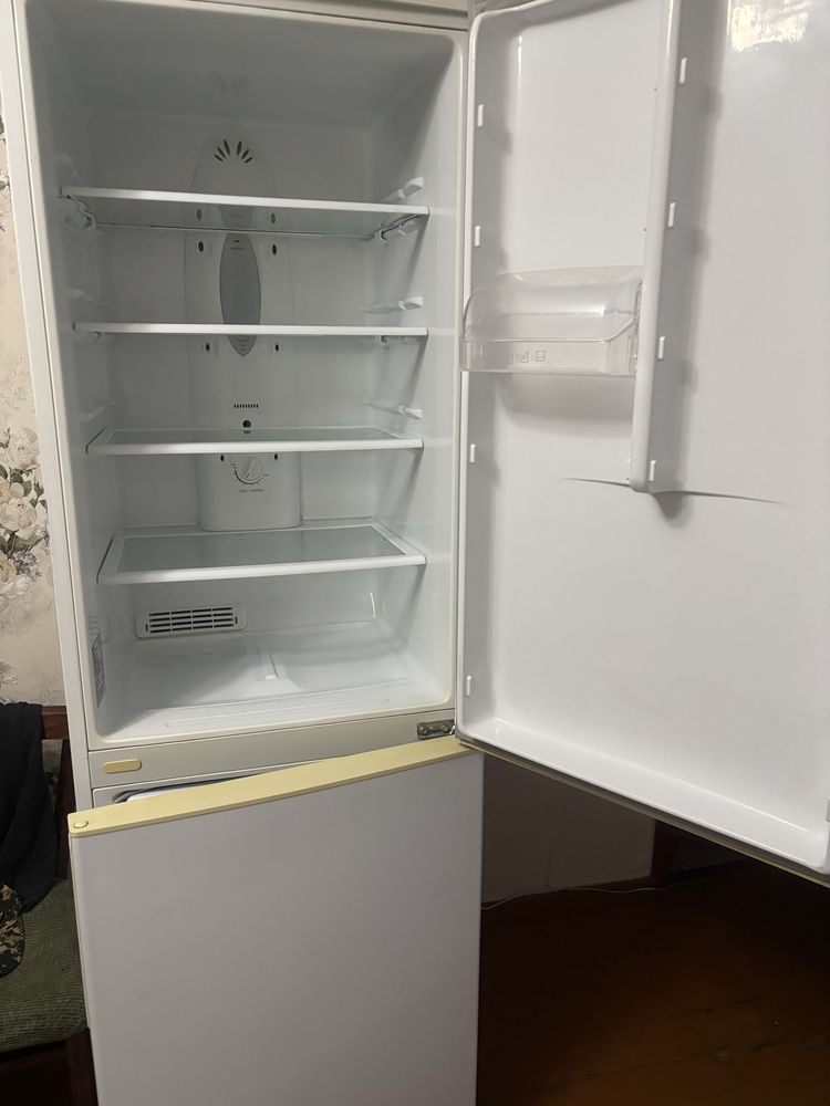 продается холодильник LG