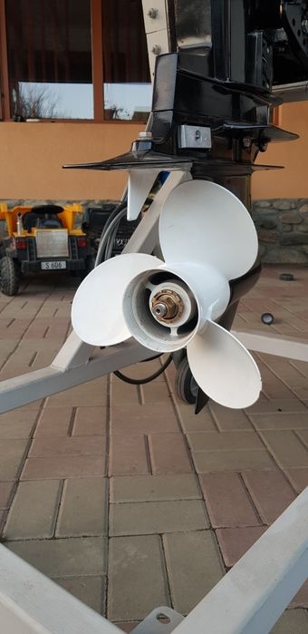 Barca cu motor semicabinata