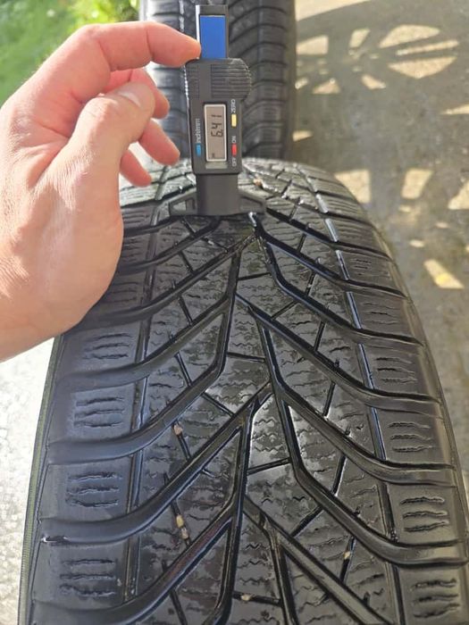 SET 4 Anvelope Iarna 225/60 R18 100H,Yokohama BluEarth Winter  V905