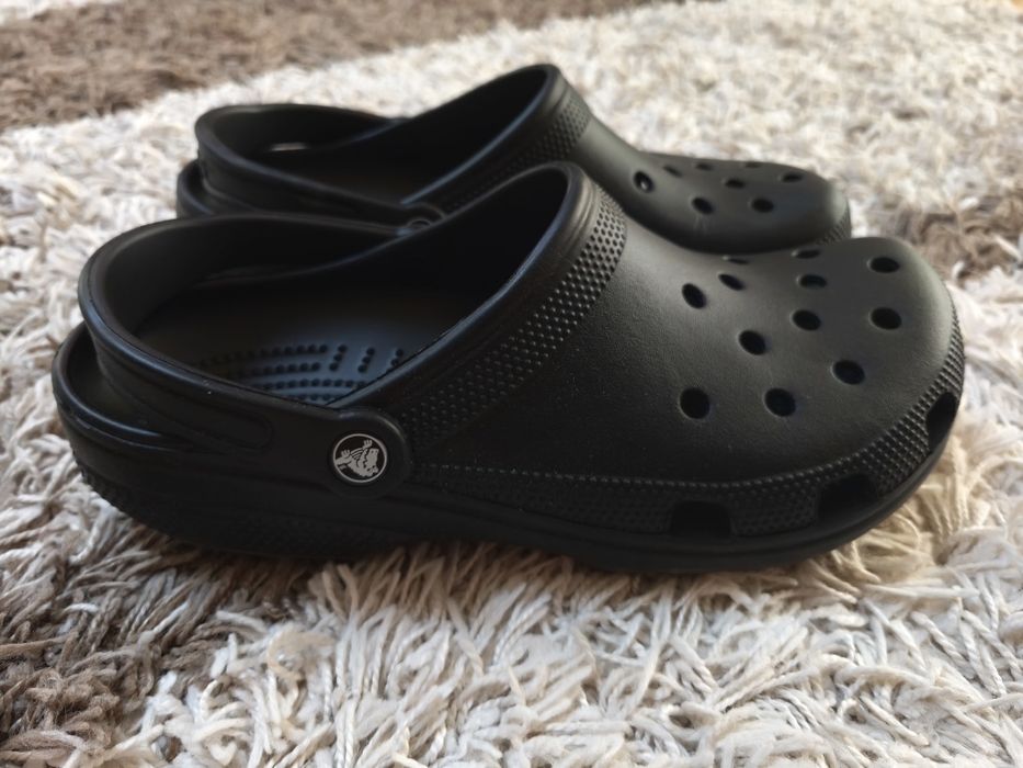 Slapi Crocs negri