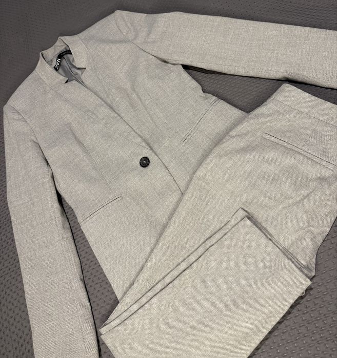 Дамски сив костюм