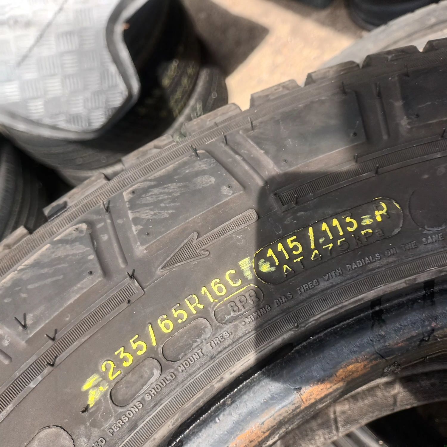 235 65 16 С Michelin 2бр летни за БУС  дот 2023г