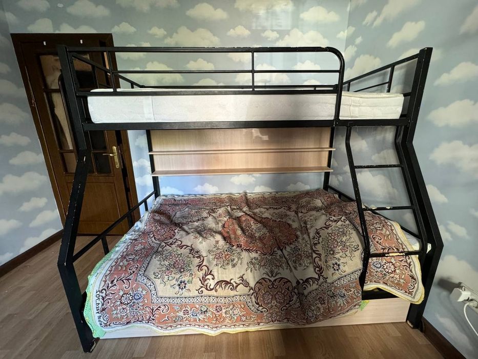 Кровать двухярусная, металлическая., с матрацами.б/у.