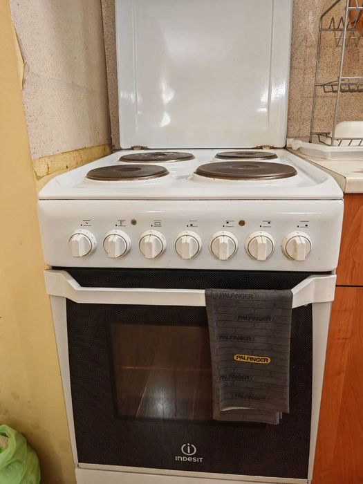Печка с котлони и фурна INDESIT
