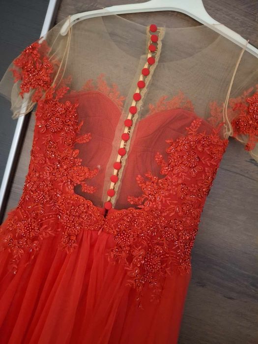 Червена рокля,обличана за 3 часа,в перфектно състояние