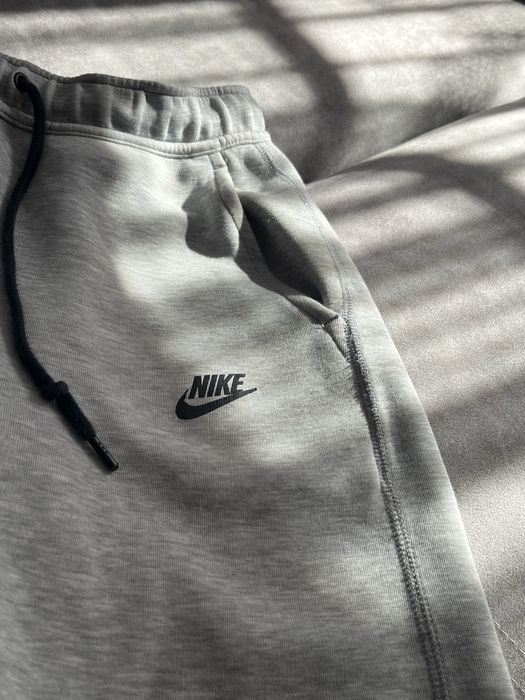 Pantaloni Nike Tech