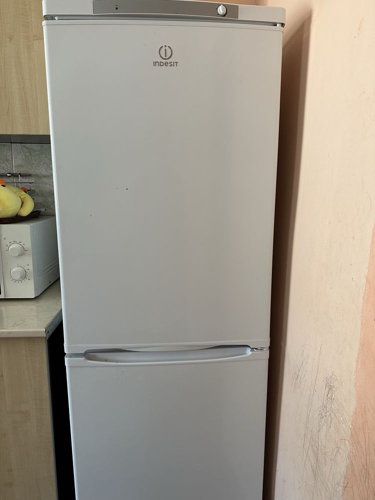 Холодильник indesit