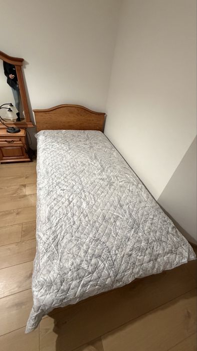 Две  единични легла , гардероб,нощно шкафче е огледала