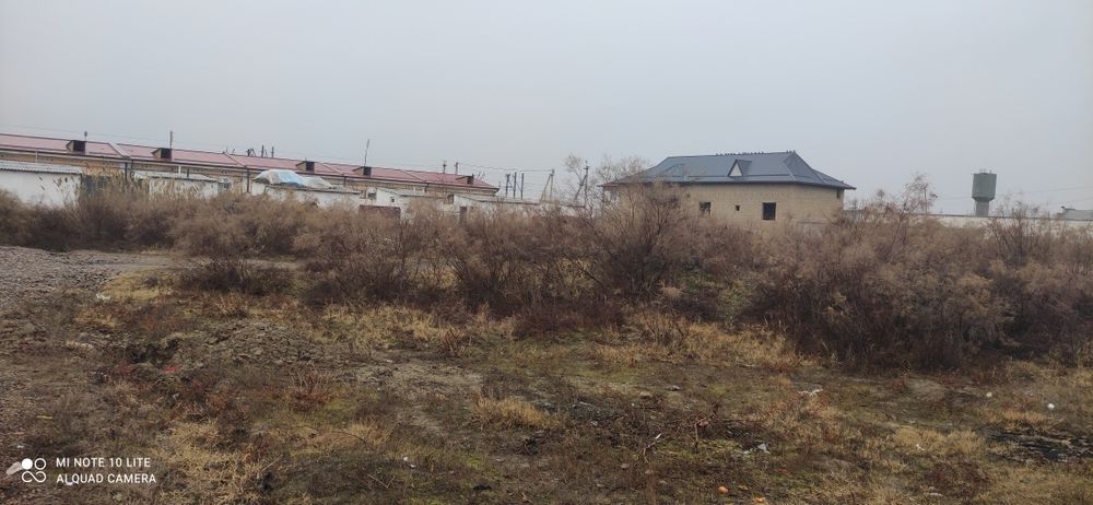 Участка сотилади 4 соток газ свет сув бор йолларга тош токилган