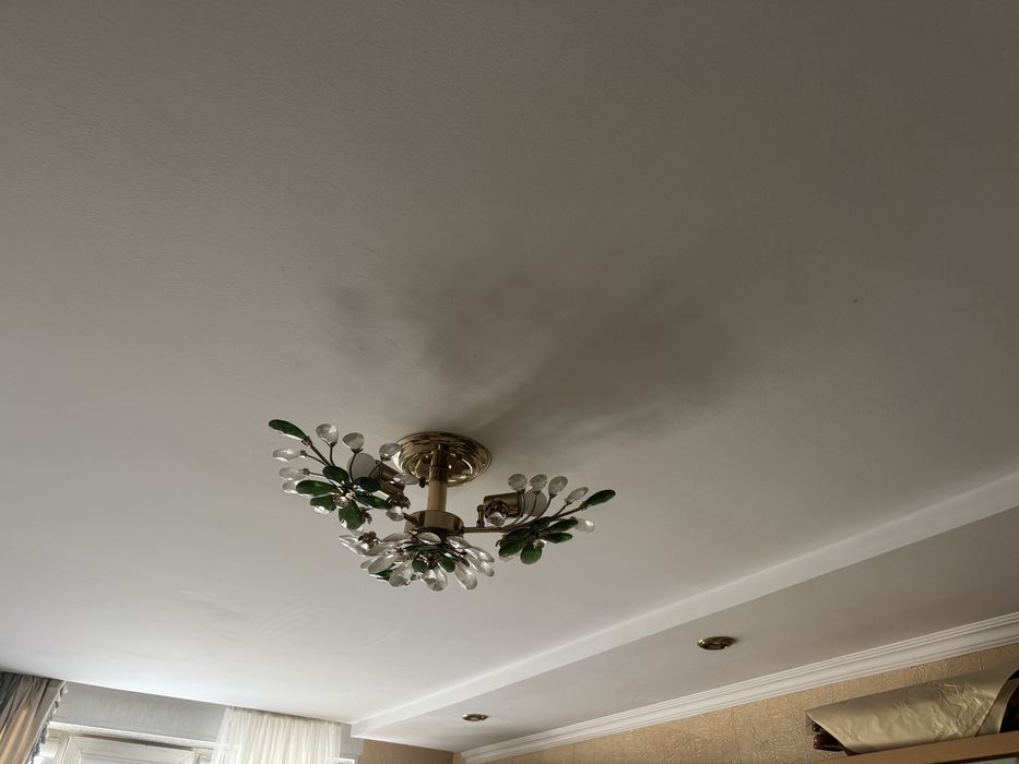 Люстра очень красивая.    .            .                             .